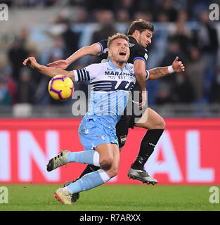 (181209) - Rom, Dez. 9, 2018 (Xinhua) - der sampdoria Bartsosz Bereszynski (R) Mias mit Latium von Ciro unbeweglich in der Serie A Fußball Spiel zwischen Latium und Sampdoria in Rom, Italien, 8. Dezember, 2018. Das Spiel endete mit einem 2:2-Unentschieden. Stockfoto