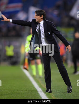 (181209) - Rom, Dez. 9, 2018 (Xinhua) - Lazio's Coach Simone Inzaghi Gesten während der Serie ein Fußballspiel zwischen Latium und Sampdoria in Rom, Italien, 8. Dezember, 2018. Das Spiel endete mit einem 2:2-Unentschieden. Stockfoto