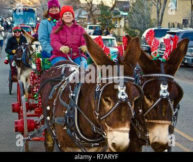 Albuquerque, USA. 8 Dez, 2018. Menschen beteiligen sich an den jährlichen Christmas Parade in einer kleinen Stadt von Madrid, New Mexiko, die Vereinigten Staaten, am Dez. 1, 2018. Die kleine Stadt von Madrid hält seine Christmas Parade Anfang Dezember, in diesem Jahr am 1. Die jährlichen Christmas Parade spiegelt den eklektischen Natur der Stadt und ihrer nur wenige Einwohner. Um mit der Funktion: Christmas Parade in New Mexico Geisterstadt Credit: Richard Lakin) (zxj/Xinhua/Alamy leben Nachrichten Stockfoto