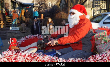 Albuquerque, USA. 8 Dez, 2018. Menschen beteiligen sich an den jährlichen Christmas Parade in einer kleinen Stadt von Madrid, New Mexiko, die Vereinigten Staaten, am Dez. 1, 2018. Die kleine Stadt von Madrid hält seine Christmas Parade Anfang Dezember, in diesem Jahr am 1. Die jährlichen Christmas Parade spiegelt den eklektischen Natur der Stadt und ihrer nur wenige Einwohner. Um mit der Funktion: Christmas Parade in New Mexico Geisterstadt Credit: Richard Lakin) (zxj/Xinhua/Alamy leben Nachrichten Stockfoto