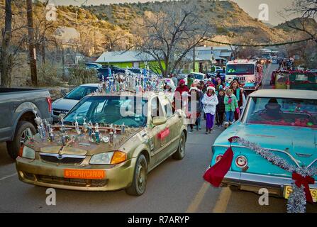 Albuquerque, USA. 8 Dez, 2018. Menschen beteiligen sich an den jährlichen Christmas Parade in einer kleinen Stadt von Madrid, New Mexiko, die Vereinigten Staaten, am Dez. 1, 2018. Die kleine Stadt von Madrid hält seine Christmas Parade Anfang Dezember, in diesem Jahr am 1. Die jährlichen Christmas Parade spiegelt den eklektischen Natur der Stadt und ihrer nur wenige Einwohner. Um mit der Funktion: Christmas Parade in New Mexico Geisterstadt Credit: Richard Lakin) (zxj/Xinhua/Alamy leben Nachrichten Stockfoto