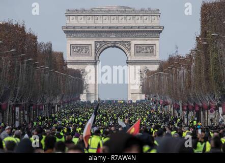 Paris, Frankreich. 8. Dez 2018. Tausende gelbe Weste Demonstranten vor der Arc De Triomphe in Paris gesehen. Vierte Wochenende im Gelben Westen anti Proteste in Paris, mit Tausenden von Demonstranten vandalizing Autos, Geschäfte oder öffentliche Eigenschaft, Einrichten von Straßensperren um Champs Elysees und Arc De Triomphe. Polizei verwendet, Tränengas und über tausend Verhaftungen. Credit: SOPA Images Limited/Alamy leben Nachrichten Stockfoto