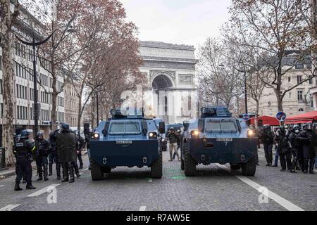 Paris, Frankreich. 8. Dez 2018. Polizei vor der Arc De Triomphe während die gelbe Weste Demonstration gesehen. Vierte Wochenende im Gelben Westen antigoverment Proteste in Paris mit Tausenden von Demonstranten vandalizing Autos, Geschäfte oder öffentliche Eigenschaft, Einrichten von Straßensperren um Champs Elysees und Arc De Triomphe. Polizei verwendet, Tränengas und über tausend Verhaftungen. Credit: SOPA Images Limited/Alamy leben Nachrichten Stockfoto