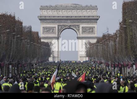 Paris, Frankreich. 8 Dez, 2018. Tausende gelbe Weste Demonstranten vor der Arc De Triomphe in Paris gesehen. Vierte Wochenende im Gelben Westen anti Proteste in Paris, mit Tausenden von Demonstranten vandalizing Autos, Geschäfte oder öffentliche Eigenschaft, Einrichten von Straßensperren um Champs Elysees und Arc De Triomphe. Polizei verwendet, Tränengas und über tausend Verhaftungen. Credit: Georgios Papadopoulos/SOPA Images/ZUMA Draht/Alamy leben Nachrichten Stockfoto