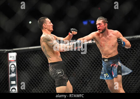 Ontario, Kanada. 9. Dez 2018. Federgewicht BRIAN ORTEGA gegen MAX HOLLOWAY bei UFC 231 bei der Scotiabank Mitte in Toronto, 08. Dezember 2018. Quelle: Igor Vidyashev/ZUMA Draht/Alamy leben Nachrichten Stockfoto