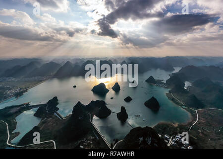 Peking, China. 27 Nov, 2018. Antenne genäht Foto an November 27, 2018 zeigt die Ansicht der Quyang See in Jingxi Stadt Baise, South China Guangxi Zhuang autonomen Region. Credit: Li Xin/Xinhua/Alamy leben Nachrichten Stockfoto