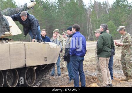 Us-Kongressabgeordnete und ihre Adjutanten an einem US-Armee Übung auf einer Strecke am Adazi Militärbasis, Lettland am 9. April. Die Ausübung verfügt über Soldaten der Firma A, 1st Battalion, 68th Panzer Regiment, 3. gepanzerte Brigade Combat Team, 4 Infanterie Division, Fort Carson, Colorado, da sie ein platoon live - Feuer verhalten und reagieren - - Feuerwehr Übung. Soldaten vom 3. ABCT sind in Osteuropa für den Betrieb Atlantic lösen, eine in den USA eingesetzten LED NATO bemühen, Frieden durch Abschreckung aggressiven Aktionen in der Region zu gewährleisten. Stockfoto