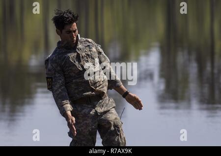 Ein U.S. Army Ranger Tropfen in das Wasser an der Bekämpfung Wasser überleben Bewertung während der 34. jährlichen David E. Grange jr. Am besten Ranger Wettbewerb an Ft. Benning, Ga., Nov. 9, 2017. Die besten Ranger Wettbewerb ist eine dreitägige Veranstaltung, bestehend aus Herausforderungen Wettbewerber des körperlichen, geistigen und technischen Fähigkeiten, sowie zu Orten, an denen das Militär die besten Zwei-mann Ranger Teams gegeneinander um den Titel des besten Ranger zu konkurrieren. Stockfoto