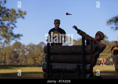 Ein U.S. Army Ranger führt eine Granate während der besten Ranger Wettbewerb 2017, Fort Benning, Ga, April 8, 2017 werfen. Die besten Ranger Wettbewerb ist eine dreitägige Veranstaltung, bestehend aus Herausforderungen Wettbewerber des körperlichen, geistigen und technischen Fähigkeiten, sowie zu Orten, an denen das Militär die besten Zwei-mann Ranger Teams gegeneinander um den Titel des besten Ranger zu konkurrieren. Stockfoto