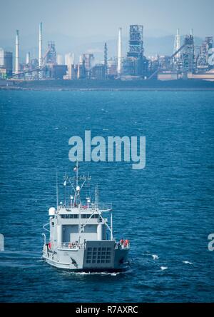 Us-Armee Schiff Fort McHenry (LCU 2020) macht seine Herangehensweise an die USNS Pililaau (T-AKR 304) Amphibienfahrzeug Bewegungen vor der Küste von pohang, der Republik Korea, während des Betriebs Pazifik erreichen Übung OPRex 2017 (17) April 10, 2017 zu führen. 17 OPRex ist eine bilaterale Schulungsveranstaltung entwickelt, Bereitschaft zu gewährleisten und die ROK-US-Allianz unterstützen durch die Ausübung einen Bereich Distribution Center, ein Air Terminal Stromanschluss, Combined Joint Logistics über das Ufer, der Nutzung der Schiene, Binnenwasserstraßen, an der Küste und heben Sie die Geschäftstätigkeit der operativen erreichen Konzept zu validieren. Stockfoto