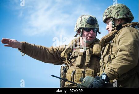 Chief Master-at-Arms Jason Wage und Waffenwart 2. Klasse Emilio Donatlan, beide Küsten Riverine Gruppe 1, zugewiesen führen Kommunikationstraining mit der US-Küstenwache Anschluss Security Unit 312 während ein kleines Boot Trainingsszenario vor der Küste von Pohang, Südkorea, während der Operation Pazifik erreichen Übung 2017 (OPRex17) 10. April 2017. OPRex17 ist eine bilaterale Fortbildungsveranstaltung zur Bereitschaft zu gewährleisten und aufrechtzuerhalten der ROK-US-Allianz durch die Ausübung ein Bereich Verteilzentrum, ein Air terminal Versorgungsstelle, gemeinsame Logistik Over-the-Shore, die Nutzung der Schiene, Binnenschifffahrt Wate in Kombination Stockfoto