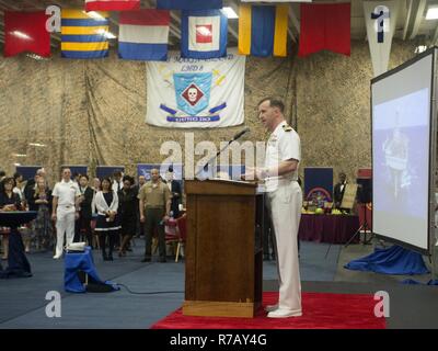 Hongkong (10. April 2017) USS Makin Island (LHD 8) Kommandierender Offizier Mark A. Melson Erläuterungen zu verehrte Gäste aus Hongkong bei einem Empfang an Bord der Amphibisches Schiff statt als Teil einer geplanten Hafen besuchen. Makin Island, mit der begonnen 11 Marine Expeditionary Unit, ist in Hongkong die reiche Kultur der Stadt und die Geschichte als Teil der laufenden Operationen in der Indo-Asia zu erleben - Pazifik Region. Stockfoto