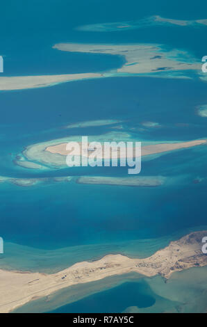 Luftaufnahme von Hurghada am Meer und Inseln im Roten Meer. Flugzeug anzeigen. Stockfoto