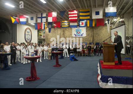 Hongkong (10. April 2017) US-Generalkonsul in Hongkong und Macau Kurt W. Tong liefert Erläuterungen zu verehrte Gäste aus Hongkong bei einem Empfang an Bord der Amphibisches Schiff statt als Teil einer geplanten Hafen besuchen. Makin Island, mit der begonnen 11 Marine Expeditionary Unit, ist in Hongkong die reiche Kultur der Stadt und die Geschichte als Teil der laufenden Operationen in der Indo-Asia zu erleben - Pazifik Region. Stockfoto