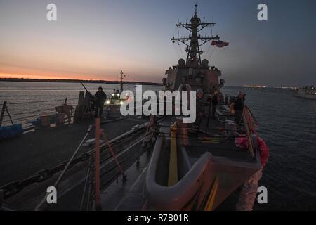 Mittelmeer (11. April 2017) Matrosen an Bord der geführte Anti-raketen-Zerstörer USS Porter (DDG78) die Schienen, wie das Schiff kehrt in Naval Station Rota, Spanien, April 11, 2017 Mann. Porter, Vorwärts - Rota, Spanien eingesetzt, hat seinen dritten Vorwärts - bereitgestellt Seestreitkräfte Patrouille in den USA 6 Flotte Bereich der Operationen abgeschlossen. Stockfoto