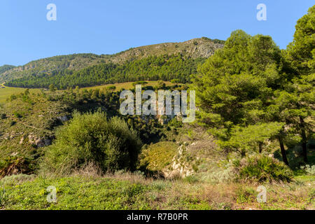 Aussicht auf die Schlucht und die bergige mediterrane Landschaft von der dorischen Tempel in Segesta, Trapani, Sizilien, Italien. Stockfoto