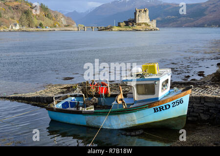 Fischerboot und Eilean Donan Castle an der Verbindung des Loch Duich und Loch Alsh und Loch Long in der Nähe von Dornie in Wester Ross, Hochland, Schottland Stockfoto