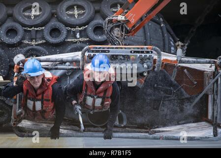 SASEBO, Japan (13. April 2017) Seaman Tylor Spagnola, rechts, aus Amsterdam, N.Y., und Seaman Jack Downs, aus Ziegeln, N. J., malen Sie den Rumpf des Amphibious Assault ship USS BONHOMME RICHARD (LHD6). Bonhomme Richard, Vorwärts- und Sasebo, Japan bereitgestellt, das eine schnelle Reaktionsfähigkeit im Falle eines regionalen Kontingenz oder Naturkatastrophe zur Verfügung zu stellen. Stockfoto