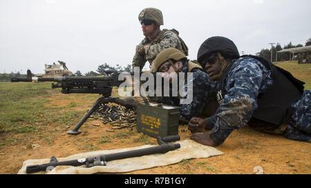 US Marine Corps CPL Triston Morrison-Price, links, ein MG-Schütze, zunächst kombinierte Anti-Rüstung Team 2 zugewiesen Platoon, Waffen Company, 3. Bataillon, 8. Marine Regiment 2. Marine-Division derzeit nach vorn 4. Marine Regiment, 3d Marineabteilung bereitgestellt mit MASN Michael Casol und MASN Toderick Wohnbezirk zugewiesene Befehl Expeditionary Strike Group 7 schießen die M240B Maschinengewehr auf Palette 2 , Camp Hansen, Okinawa, Japan, 12. April 2017. Marines angewiesen, dass Segler auf die mittlere Maschinengewehr M240B und schweres Maschinengewehr Browning M2.50 Kaliber zu gemeinsamen zwingen, Kenntnisse in c Stockfoto