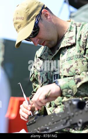 US Küstenwache Lt. Mark Longhi aus Coast Guard Port Security Unit 312, reinigt Waffen während der Operation Pazifik erreichen Übung 2017 in Pohang, Südkorea, 13. April 2017. OPRex17 ist eine bilaterale Fortbildungsveranstaltung zur Bereitschaft zu gewährleisten und aufrechtzuerhalten, die Fähigkeiten, die Republik Korea und den USA Allianz zu stärken. Küste Gardisten dienen als Teil des kombinierten Aufgabengruppe, die Durchführung von Häfen, Wasserstraßen und Küsten Sicherheitsoperationen Schutz von US-ROK Vermögen und Personal Training ein Bereich Distribution Center (ADC), ein Air Terminal liefern Punkt (AZP), Logistik über die Ufer (lose) und die Verwendung Stockfoto