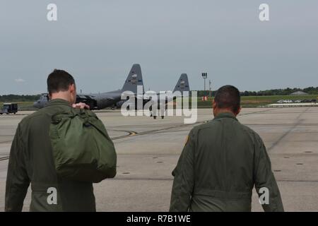 US Air Force Colonel Jaye Stepp (links) Kommandant, 145. Betriebsgruppe und Generalmajor D. Todd Kelly (rechts) Spaziergang entlang der Flightline ein N.C. Air National Guard c-130 für Generalmajor Kellys letzte Flug, an der North Carolina Air National Guard Base, Charlotte Douglas International Airport am 12. April 2017 an Bord. Generalmajor Kelly trat der North Carolina Air National Guard im Jahr 1989 und war als Assistent der Commander Air Mobility Command auf Scott Air Force Base, Illinois, seit 2014. Stockfoto