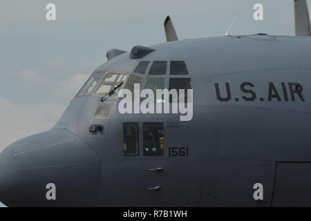 US Air Force Colonel Jaye Stepp, Kommandant, 145. Betriebsgruppe im Cockpit ein N.C. Air National Guard c-130 als es taxis auf den Laufsteg, auf dem Luftwaffenstützpunkt Nationalgarde North Carolina Charlotte Douglas International Airport am 12. April 2017. Der Generalmajor Rang Plaque erscheint im Fenster auf das Vorhandensein von Generalmajor D. Todd Kelly, der seinen letzten militärischen Flug stattfindet. Stockfoto