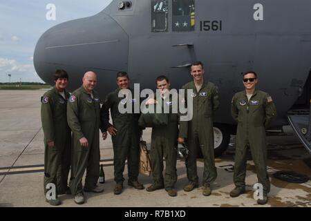 Von links nach rechts US Air Force Senior Master Sergeant Pennie Brawley, Generalmajor Bret Peters, Generalmajor D. Todd Kelly, Staff Sgt Henry Fowler, Oberst Jaye Stepp und 1st Lt. Mike Reed, Pose für ein Foto im folgenden Flug Generalmajor Kellys letzte Militär vor der Pensionierung an der North Carolina Air National Guard Base, Charlotte Douglas International Airport, 12. April 2017. Generalmajor Kelly trat der North Carolina Air National Guard im Jahr 1989 und war als Assistent der Commander Air Mobility Command auf Scott Air Force Base, Illinois, seit 2014. Stockfoto