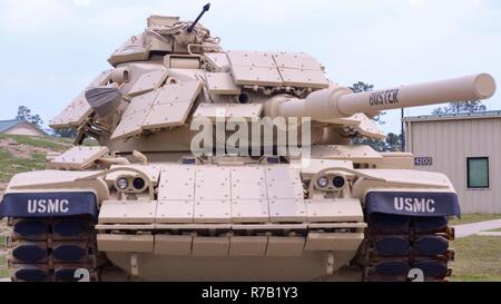 Ein M1A1 Abrams-Panzer namens "Buster" parkt außerhalb Marine Ablösung Fort Benning Hauptsitz, Georgien. Marine Ablösung Fort Benning ist wo Marines Leben während des Besuchs der Armee Rüstung Officer Führer Grundkurs um den militärischen berufliche Spezialität Titel Panzer Offizier verdienen. Stockfoto