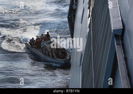 Pazifik (9. April 2017) - Segler zugeordnet amphibious Transport dock Schiff USS San Diego LPD (22) vorbereiten von Bord einer starren Hülle Schlauchboot nach einem Besuch, Board, Durchsuchung und Beschlagnahme (VBSS) Übung während der Amphibischen Squadron (PHIBRON) Marine Expeditionary Unit (MEU) Integration (PMINT) Ausbildung ausüben. PMINT ist ein zweiwöchiges Training evolution zwischen dem Amerika Amphibious Ready Gruppe und dem 15 MEU, welche Züge Matrosen und Marines eine zusammenhängende Einheit zu werden und weitere Mission Bereitschaft zur Vorbereitung auf ihren bevorstehenden Einsatz. Stockfoto