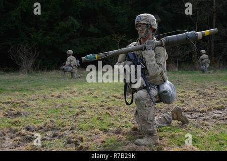 Ein US-Soldat, zugewiesene 588. Brigade-Pionier-Bataillon, 3. gepanzerte Brigade Combat Team, 4. US-Infanteriedivision, hält ein Bangalore Torpedo während einer Verletzung im Rahmen einer kombiniert Arme leben Feuer Übung (CALFEX) bei der 7. Armee Training Command Grafenwöhr Truppenübungsplatz, Deutschland, 12. April 2017 verwendet werden. Während dieser CALFEX arbeiten US-Soldaten mit Infanterie, Ingenieur und Rüstung Gegenstücke in zukünftige Übungen im Rahmen des Atlantic lösen verwendet werden. Die zukünftige Übungen wird Abschreckung Fähigkeiten in der Region verbessern, verbessern die US-Fähigkeit zur Reaktion auf mögliche Krisen eine Stockfoto