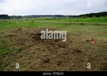 Eine Aufprallfläche erstellt durch US-Soldaten, zugewiesen, 588. Brigade-Pionier-Bataillon, 3. gepanzerte Brigade Combat Team, 4. US-Infanteriedivision, nach der Verwendung einer Bangalore Torpedo als Teil eine kombiniert Arme leben Feuer Übung (CALFEX) bei der 7. Armee Training Command Grafenwöhr Truppenübungsplatz, Deutschland, 12. April 2017. Während dieser CALDEX arbeiten US-Soldaten mit Infanterie, Ingenieur und Rüstung Gegenstücke in zukünftige Übungen im Rahmen des Atlantic lösen verwendet werden. Die zukünftige Übungen wird Abschreckung Fähigkeiten in der Region erhöhen, verbessern die US-Fähigkeit zur Reaktion auf mögliche cris Stockfoto