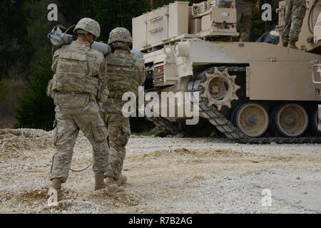 US-Soldaten, zugewiesene 588. Brigade-Pionier-Bataillon, 3. gepanzerte Brigade Combat Team, 4. US-Infanteriedivision, laden eine Mine Clearing Line kostenlos Rakete in ein M1 Assault Breacher Vehicle, während ein kombiniert Arme leben Feuer Übung (CALFEX) bei der 7. Armee Training Command Truppenübungsplatz Grafenwöhr, Deutschland, 12. April 2017. Während dieser CALDEX arbeiten US-Soldaten mit Infanterie, Ingenieur und Rüstung Gegenstücke in zukünftige Übungen im Rahmen des Atlantic lösen verwendet werden. Die zukünftige Übungen wird Abschreckung Fähigkeiten in der Region erhöhen, verbessern die US Reaktionsfähigkeit t Stockfoto