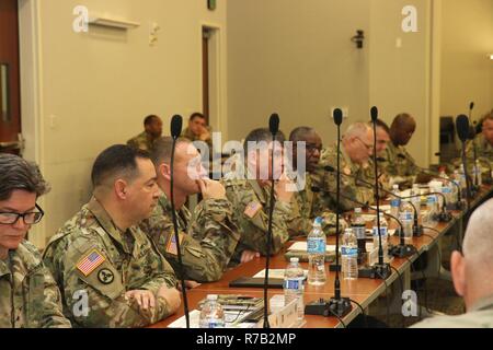 Von links nach rechts, Major General Deborah L. Kotulich, 143d Sustainment Command (Expeditionary), Kommandeur, Major General Hector Lopez, 94. Training Division (Force Sustainment), Kommandeur, Command Sergeant Major Jason P. Willett, 1. Sustainment Command (Theater), Generalmajor Paul C. Hurley, 1. TSC, Kommandeur, Generalmajor Darrell K. Williams, Combined Arms Support Command und Fort Lee Kommandierender general, Major General Bruce E. Hackett , 451st Sustainment Command (Expeditionary), Kommandeur, Command Sergeant Major Dennis J. Thomas, 451st ESC teilnehmen in einem kurzen während der Reverse-Sammlung und Analyse-Team Stockfoto
