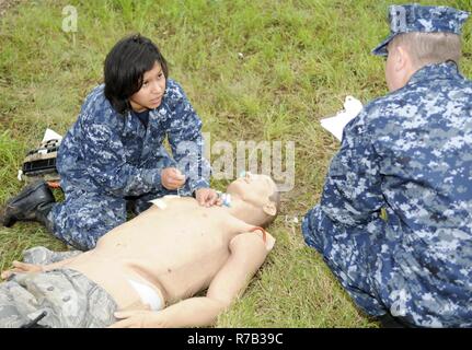 SAN ANTONIO (12. April 2017) Hospital Corpsman 2. Klasse Diana Mendoza De Saenz, einem Krankenhaus Corpsman 'A' Schule Lehrer an der Marine Medizin Training Support Center (NMTSC), erläutert einen Notfall Verfahren während der letzten Ausübung eines "Train the Trainer"-Tactical Combat Casualty Care (TCCC) Kurs am Joint Base San Antonio - Fort Sam Houston, Texas. Nach zwei Wochen Training, NMTSC stand auf Ihren eigenen TCCC-zertifizierungskurs, um bevorstehende Änderungen für das Hospital Corpsman 'A' Lehrplan, der die Coca-cola Ausbildung gehören zu unterstützen. Stockfoto