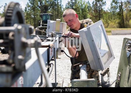 Cpl. Cody Larowe, ein Elektriker mit speziellen Zweck Marine Air-Ground Task Force - südliche Befehl, eine Arbeitsscheinwerfer in der Vorbereitung für die Allgemeine Übung 1 Während der einsatzvorbereitenden Ausbildung an Bord Marine Corps Base Camp Lejeune in North Carolina, 10. April 2017. Die Übung simulierte Marines mit der Logistik zu bekämpfen und den Befehl Element Element in einem Feld Umfeld in der Vorbereitung für die bevorstehende Bereitstellung nach Mittelamerika zu betreiben. Stockfoto