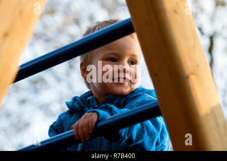 Kind auf dem Spielplatz Stockfoto