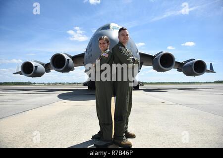 1st Lt. Kristina Whiteman, 14. Airlift Squadron, 437th Airlift Wing, Verbindungsoffizier und ihr Bruder Kapitän Gary Whiteman, 14. AS C-Flight Assistent Flug Commander, sind c-17 Globemaster III Piloten am gemeinsamen Basis Charleston. Die Whitemans sind aus Scottsdale, Arizona und Absolventen der US Air Force Academy. Stockfoto