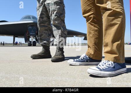 Eine Luftwaffe zivile Mitarbeiter steht neben einem US Air Force Piloten, wie Sie über das Flugzeug im Hintergrund Tinker Air Force Base, Oklahoma, bei einem Besuch der B-2A "Spirit" April 11, 2017 sprechen. B-2A, Serial # 88-0331, 'Geist von South Carolina" der 509th Bomb Wing, Air Force Global Strike Command, besuchte die Basis hunderte von Personen, die zur direkten Unterstützung der Flugzeuge Programm durch kontinuierliche Software Upgrades Arbeit zu erlauben, in Person zu sehen und bessere Rolle der Flugzeuge" in der Verteidigung der Nation zu verstehen. Stockfoto