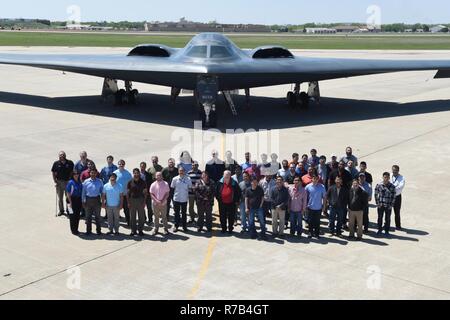 Gruppe Foto mit US Air Force zivile Mitarbeiter und Auftragnehmer vor der B-2A, Serial # 88-0331, 'Geist von South Carolina" der 509th Bomb Wing, Air Force Global Strike Command, auf dem Parkplatz Rampe bei Tinker Air Force Base, Oklahoma, während eines Besuchs am 11. April 2017. Die B-2A's tealth Bomber' besucht die Basis hunderte von Personen, die zur direkten Unterstützung der Flugzeuge Programm durch kontinuierliche Software Upgrades Arbeit zu erlauben, in Person zu sehen und bessere Rolle der Flugzeuge" in der Verteidigung der Nation zu verstehen. Stockfoto