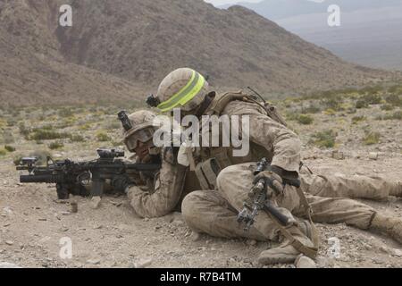 U.S. Marine Corps Lance Cpl. Delanoë F. Maximore, Recht, ein Squad-Leader mit Golf Company, 2. Bataillon, 6. Marine Regiment 2. Marine-Division (2d MARDIV), prüft die Anzahl der Munition von Pfc. Christophe P. Woods, ein Schütze, während Firmenebene Angriff live Heißausbildung im Bereich 400 für Talon Übung (TalonEx) 2-17, Marine Corps Air Ground Combat Center, Twentynine Palms, C.A., April 9 , 2017. Der Zweck des TalonEx war für Boden Kampfeinheiten, integrierte Ausbildung zur Unterstützung der Waffen und Taktiken Instructor Kurs (WTI) 2-17-hosted by Marine Aviation Waffen und Taktiken Squ durchzuführen Stockfoto