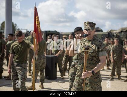 Us Marine Corps Master Gunnery Sgt. Shawn L. Johnson, Senior Advisor eingetragen, mit Sitz Firma, 2d-Assault Amphibian Bataillon, 2d Marine Division (2d MARDIV) kündigt Aktivitäten für den nächsten Teil der 2017 Gator spiele Kader Konkurrenz am Gerichtsgebäude Bay auf Camp Lejeune, N.C., 20. April 2017. Die Mitarbeiter nahmen an der 2d-Assault Amphibian Bataillon squad Wettbewerb das allgemeine Vertrauen, Zusammenhalt und die Moral der Junior und Senior Marines zu erhöhen. Stockfoto