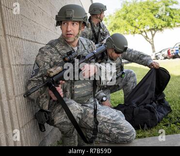 Master Sgt. Shane Zugai, 96 Sicherheitskräfte Squadron, Uhren des Gebäudes während eines aktiven shooter Übung in Eglin Air Force Base, Fla., April 11. Ziel der Übung war es, das Wissen des Menschen und die Reaktion an der aktiven shooter Speicherort, und wählen Sie die Option Sperrmodus Standorten zu bewerten. Stockfoto