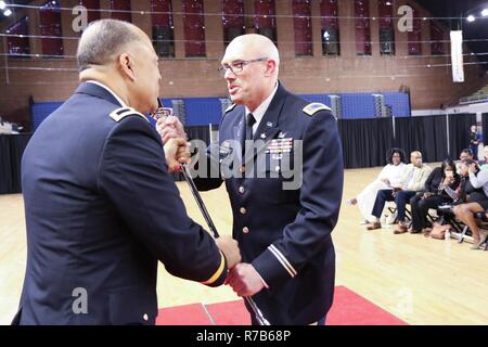 Generalmajor William Walker, Kommandierender General, Distrikt von Columbia Nationalgarde übergibt die Säbel zu Chief Warrant Officer 5 Befehl Michael R. Jewett, dem neu ernannten Befehl Chief Warrant Officer, D.C. Nationalgarde, was bedeutet, dass seine Übernahme von Verantwortung Mai 7, 2017, Washington, D.C. Jewett zuvor die Position des 7. Luftfahrt Standardisierung Officer gehalten und wurde die G-3 Senior Warrant Officer mit der Army National Guard bei der National Guard Bureau. Stockfoto