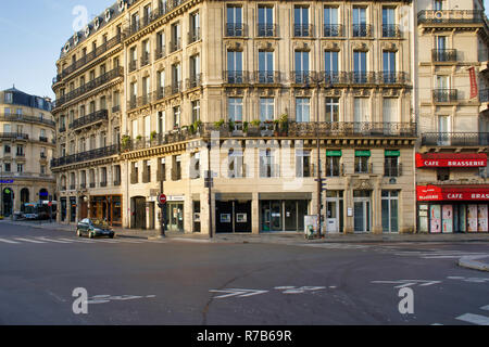 PARIS, Frankreich, 26. MAI 2018: An der city Kreuzung der historischen Straßen der Stadt, mit Blick auf die Oldtimer Gebäude Stockfoto