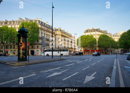 PARIS, Frankreich, 26. MAI 2018: An der city Kreuzung der historischen Straßen der Stadt, mit Blick auf die Oldtimer Gebäude Stockfoto