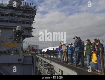BREMERTON, Washington (6. Mai 2017) - Aviation Electronics Technician 2. Klasse Sean Caliebe, ein Eingeborener von Pahrump, Nev, erklärt Details der Flight Deck für die Mitglieder der Wölflingmeute 5239 und Pfadfinder-truppe Gruppe 5239 während einer Tour während an Bord der Flugzeugträger USS Nimitz (CVN 68). Der Nimitz ist derzeit in Bremerton, Washington, die Vorbereitung für eine 2017-Bereitstellung. Stockfoto