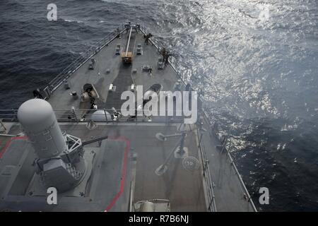 Pazifik (8. Mai 2017) amphibische Landung dock Schiff USS Pearl Harbor (LSD 52) eine Runde aus dem Schiff mit Waffen System geschlossen Brände (Ciws) während einer Live Fire Training mit dem Amerika Amphibious Ready Group (ARG). Mehr als 1.800 Segler und 2.600 Marines, die Amerika ARG. und 15 Marine Expeditionary Unit (MEU) derzeit eine zusammengesetzte Einheit Training Übung (COMPTUEX) vor der Küste von Südkalifornien in Vorbereitung auf die Bereitstellung des ARG später dieses Jahr. Der Amerika ARG besteht aus Pearl Harbor, die amphibious Transport dock USS San Diego LPD (22) Stockfoto