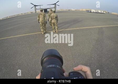 Fotos combat Medics, mit dem 86Th Combat Support Hospital, da sie eine MV-22 Osprey Ansatz bei einer gemeinsamen Rescue Training mit Marines von Marine Medium Tiltrotor Squadron - 364 (VMM-364), im Camp Arifjan, Kuwait, 8. Mai 2017. Stockfoto