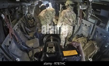 Fotos combat Medics, mit dem 86Th Combat Support Hospital, wie Sie aus einer Bahre aus einer MV-22 Osprey tragen bei einer gemeinsamen Rescue Training mit Marines von Marine Medium Tiltrotor Squadron - 364 (VMM-364), im Camp Arifjan, Kuwait, 8. Mai 2017. Stockfoto