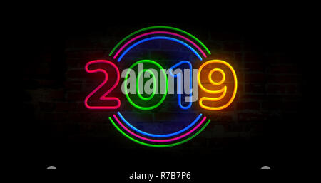 2019 Jahr Neon Licht auf Mauer Hintergrund. Leuchtende große Anzahl 3D-abstrakten 3D-Darstellung. Stockfoto